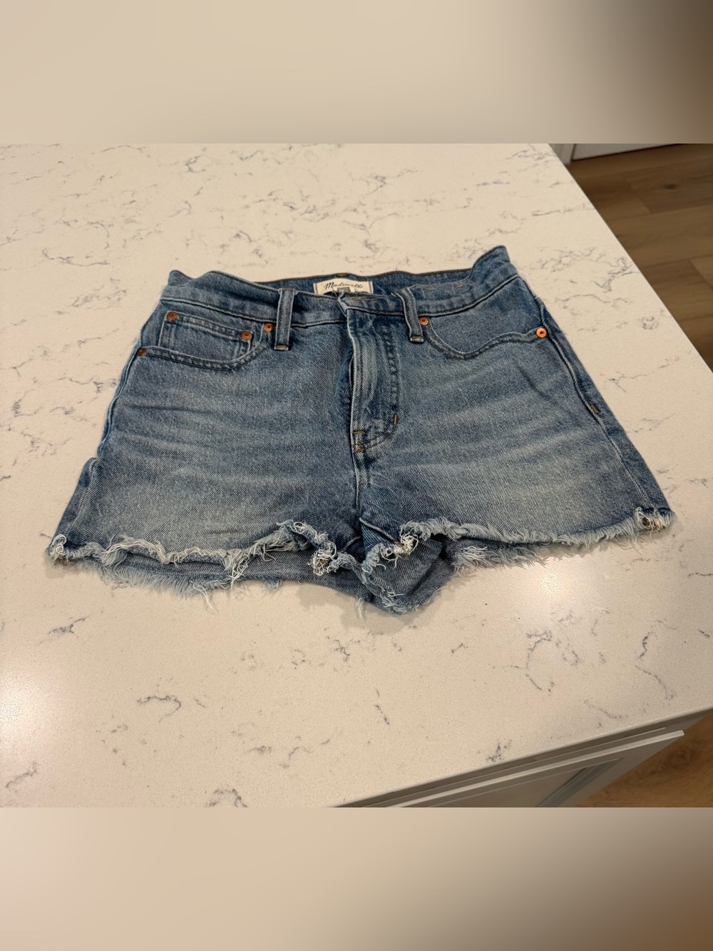 Like-New Madewell The Perfect Jean Short. Size 25. Light wash, raw frayed hem.